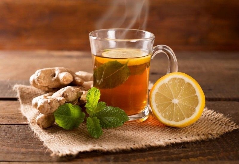 Монастырйский чай в стакане с лимоном