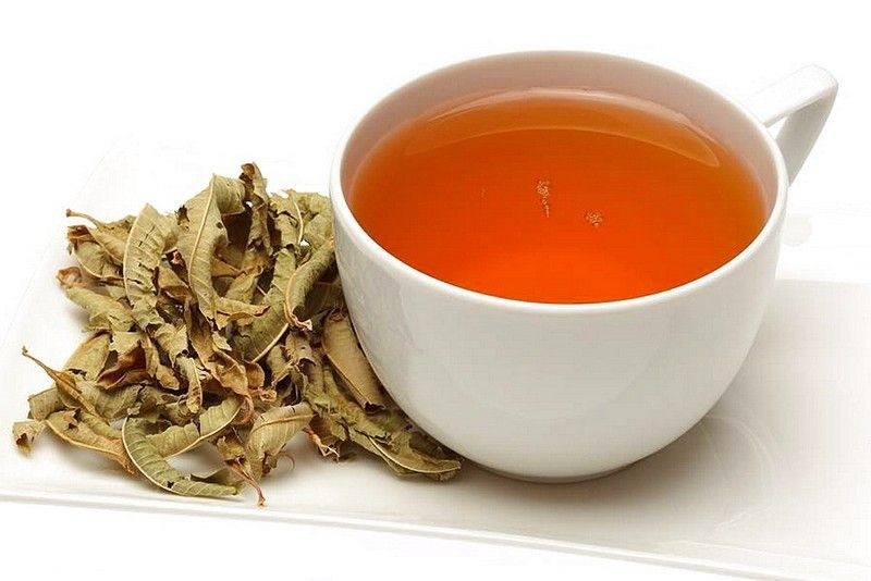 Заваренный монастырский чай и сухие листья