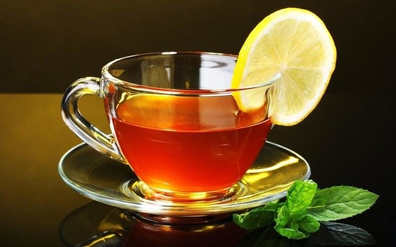 Монастырский чай в чашке с лимоном