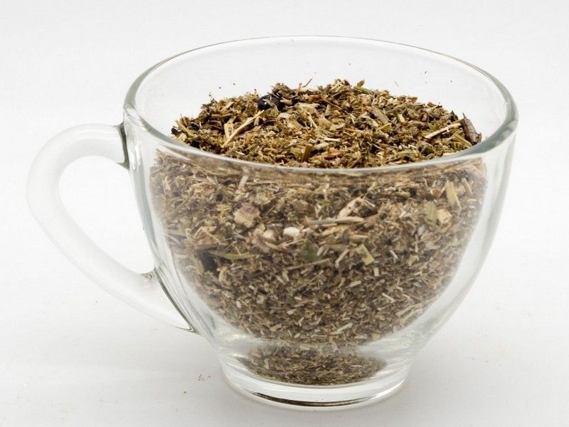 Сухая трава монастырского чая в чашке